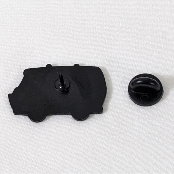 Scooby Doo The Mystery Machine Van Enamel Pin, Brooch, NEW - Picture 2 of 5